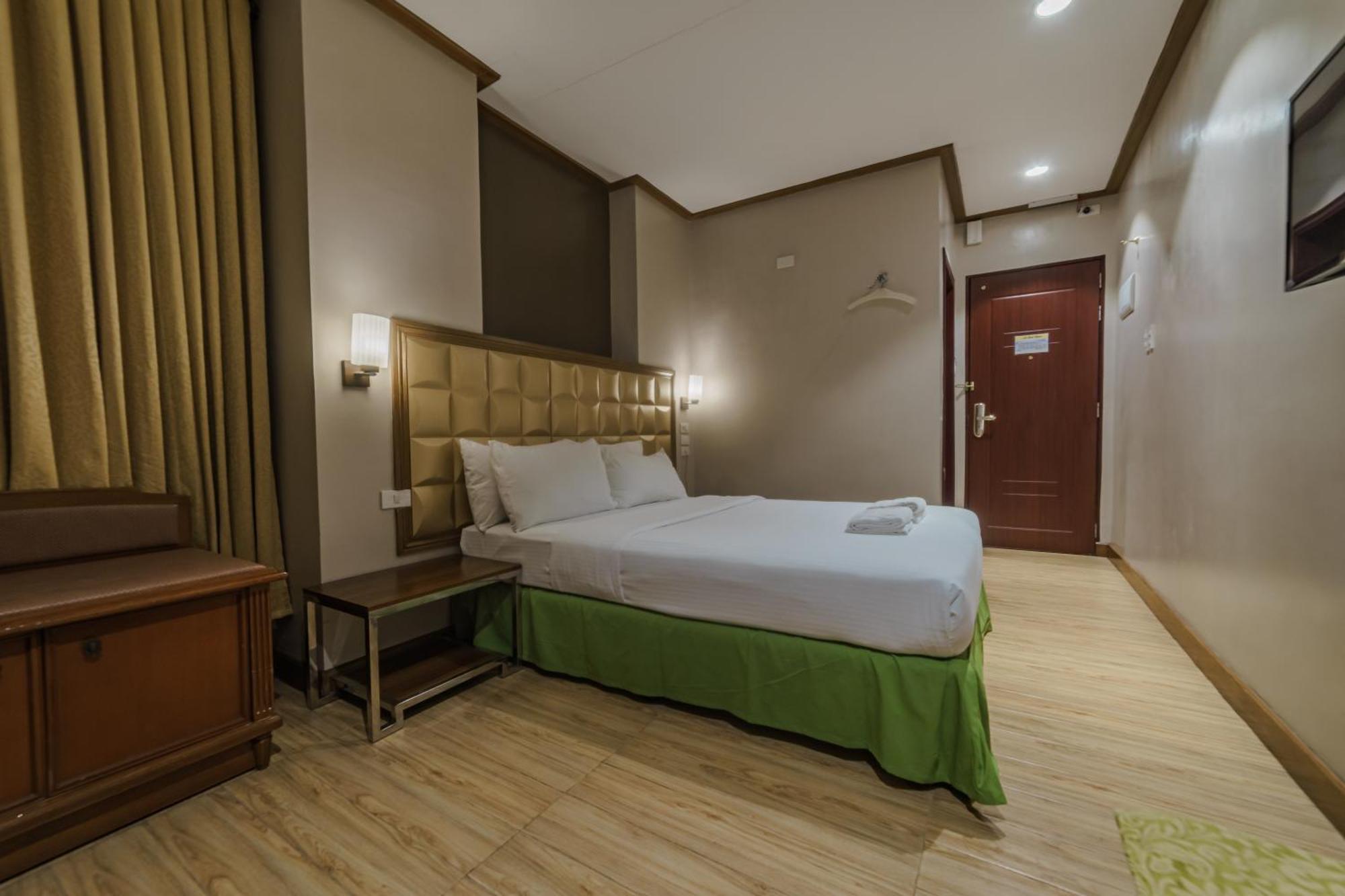 Robertson Hotel Naga  Exterior photo